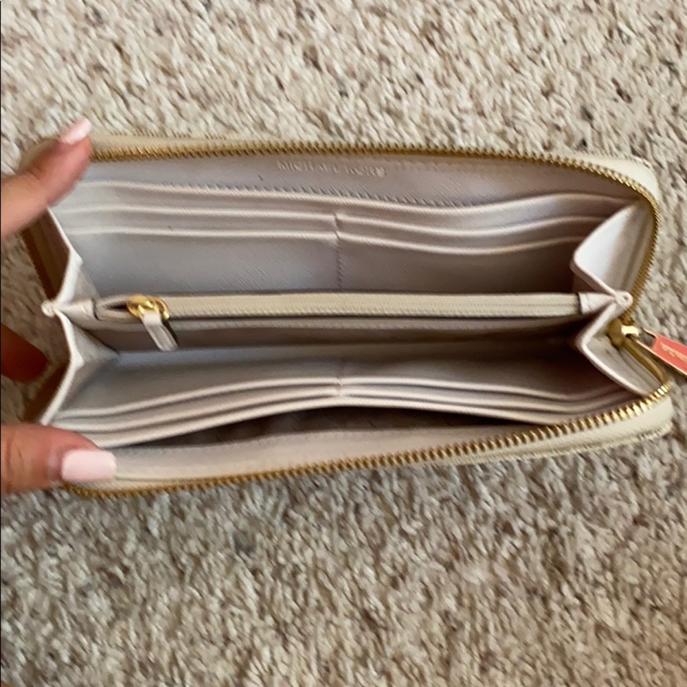 MICHAEL KORS CREAM MONOGRAM ZIP AROUND WALLET - Picture 4 of 8